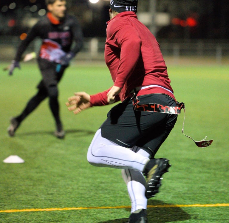 Flag Football Training der Limmat Lightning in Zürich: Spieler in Bewegung auf dem Spielfeld