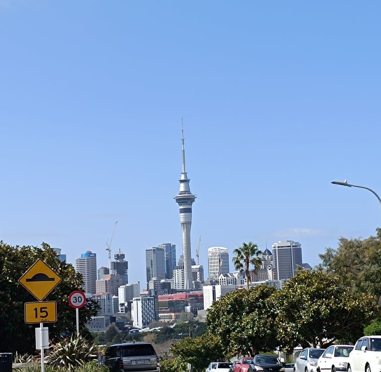 calle de auckland con sky tower de fondo