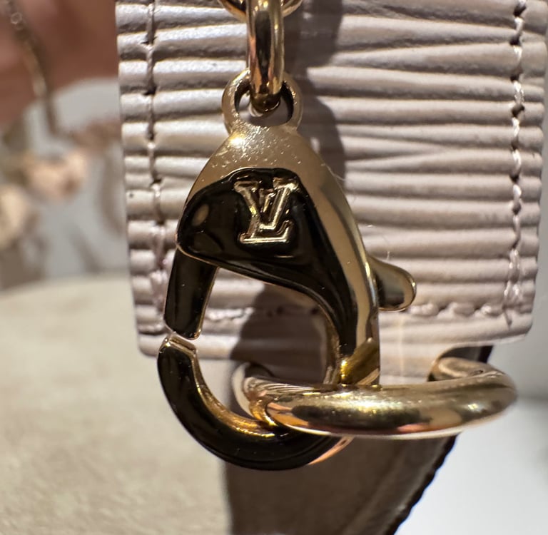 luksuslaukun metalliosien kaiverrus