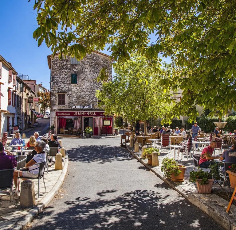 Une rue à Grasse, avec des restaurants et commerces