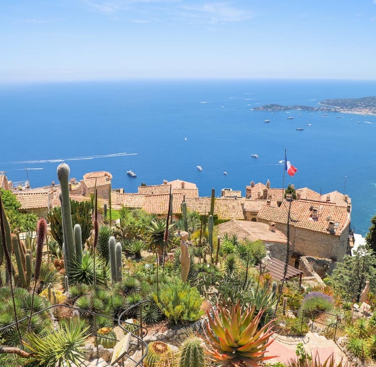 Vue en hauteur du jardin botanique d'Èze-Village sur la mer