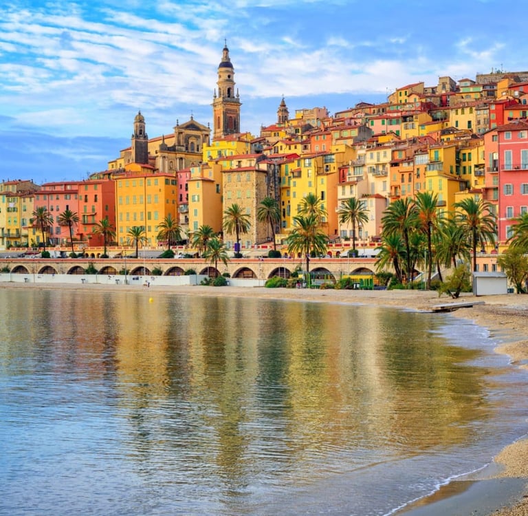 Vue sur Menton et sa ville colorée, depuis la mer
