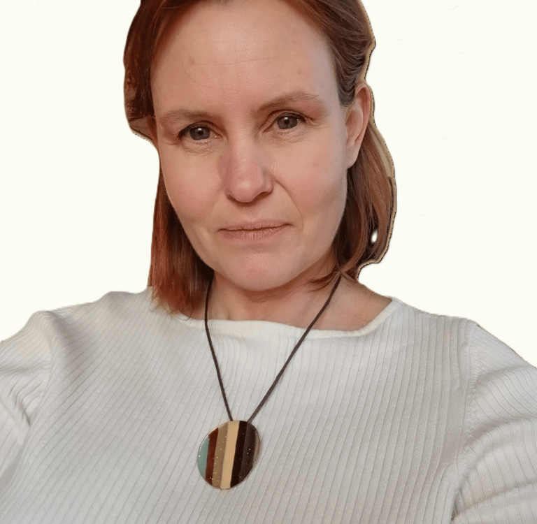 Sandra Mercier, psychopraticienne en psychologie intégrative, souriante sur fond neutre