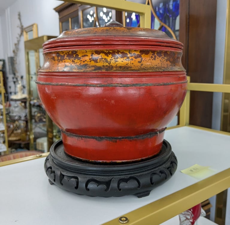a red pot with lid (Asian) 