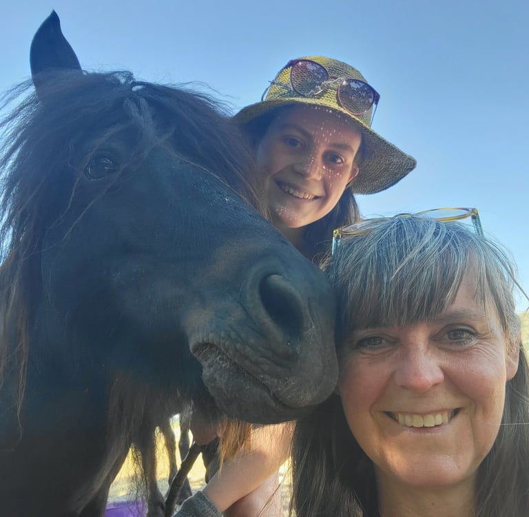 Zwarte pony met lachende mensen, black poney with laughing people