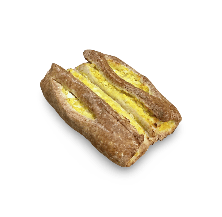 Strudel de hojaldre marrón dorado relleno de huevo salado y queso sobre un fondo negro.