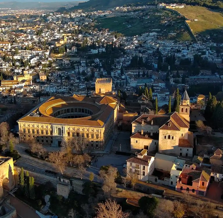 Vista aérea de Granada con la Alhambra y el entorno urbano de la ciudad
