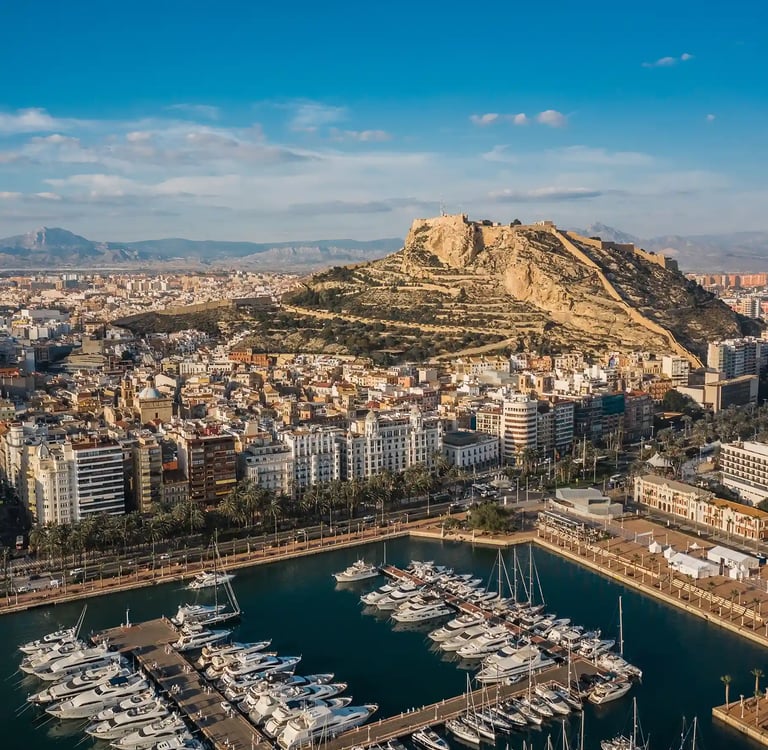 Vista panorámica de Alicante con el puerto, la ciudad y el castillo de Santa Bárbara junto al mar
