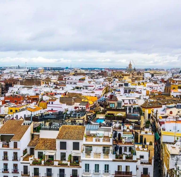 Vista urbana de Sevilla con tejados, edificios residenciales y horizonte histórico de la ciudad