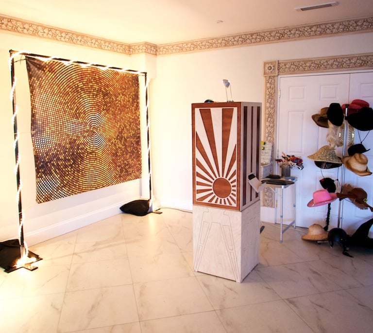 photobooth Bertie installé en intérieur avec accessoires