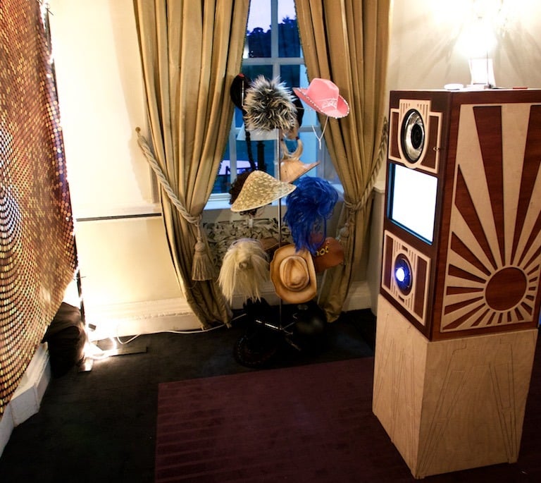 installation de photobooth en intérieur dans une salle de mariage