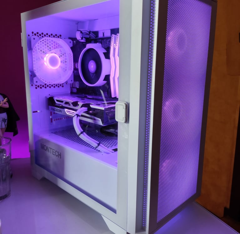 Computador budger todo branco com RGB Rosa montado pela MKBuilds