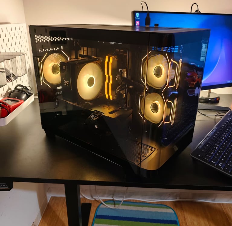 Computador estilo aquário todo preto com RGB vendido pela MKBuilds