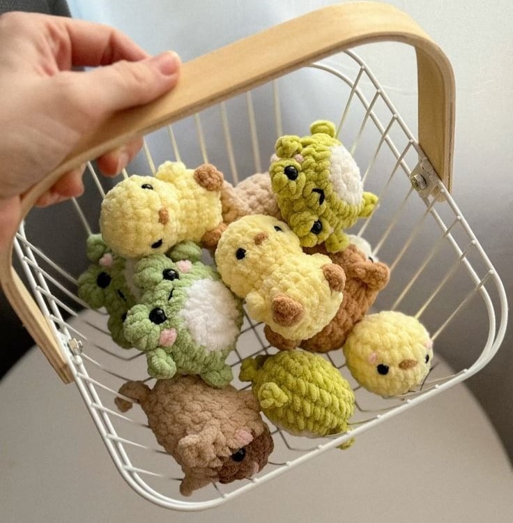 Canasta con amigurumis de animales pequeños dentro