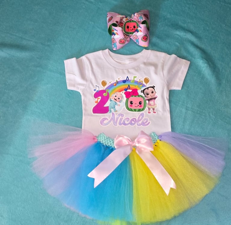 camisa de cocomelon y tutu de tull y moño que hace juego