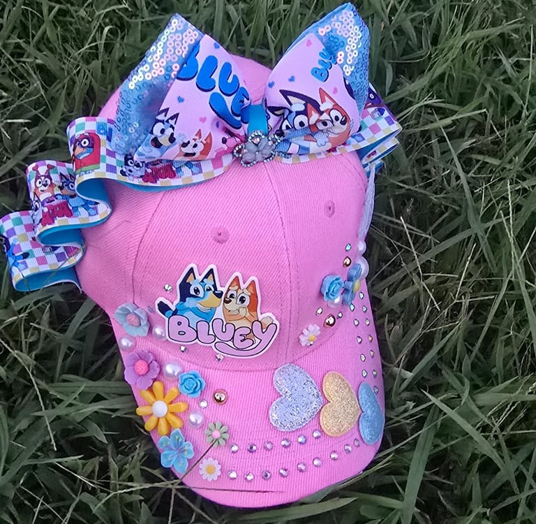 gorra rosada de perritos con moño y piedritas decorativas