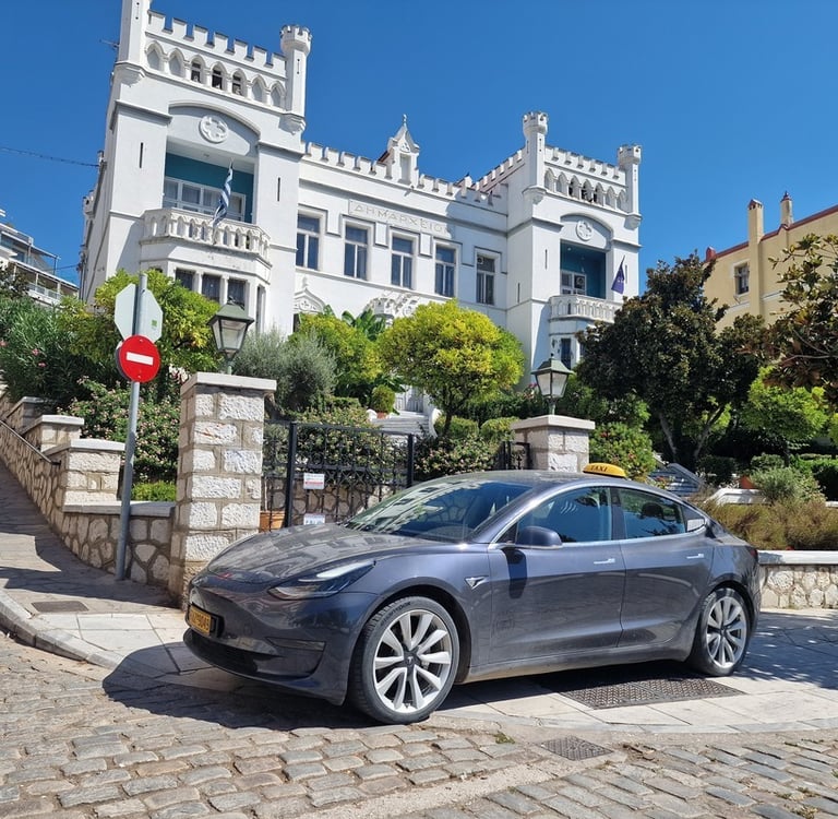 Γκρι ηλεκτρικό ταξί Tesla Model 3 της εταιρείας Philippi Taxi μπροστά από το Δημαρχείο Καβάλας