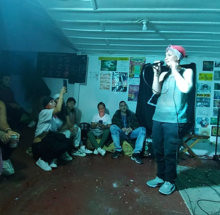 presentación en vivo de hip-hop en casafinca, con una cantante femenina 