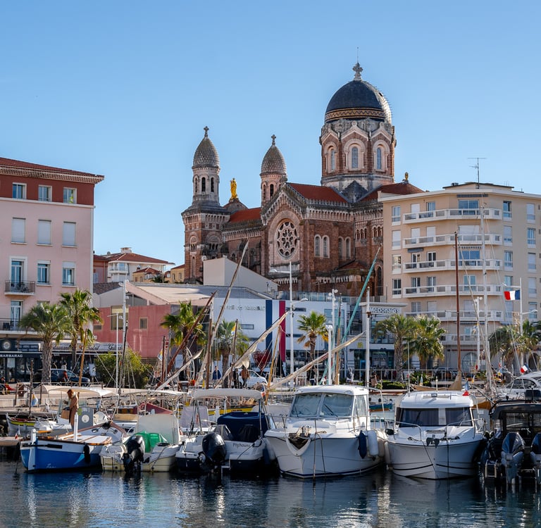 La ville de Saint Raphael à proximité du gîte Chez Dom & Albert