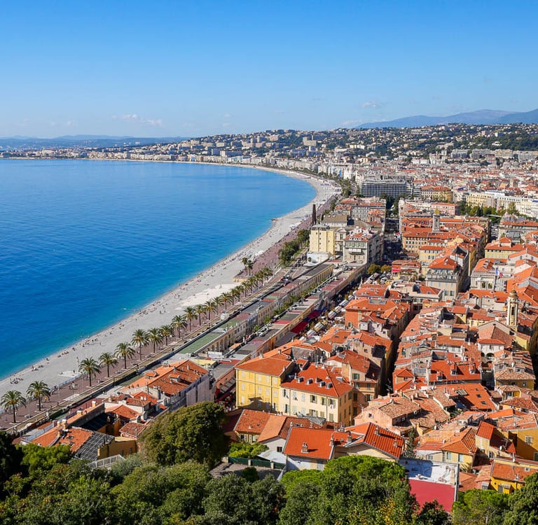 La ville de Nice à proximité du gîte Chez Dom & Albert