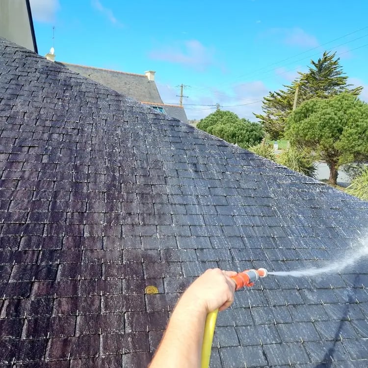 Nettoyage et traitement manuel d'une toiture en ardoise dans le Finistère
