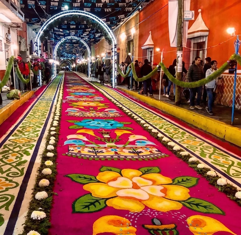 Noche que nadie duerme en Huamantla Tlaxcala tapetes de aserrin y flores