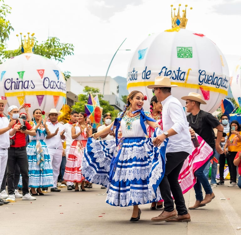 pareja de bailarines en la guelaguetza en oaxaca