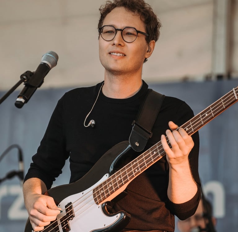 Julius - Bass und Synthesizer - AAFAG AufAlleFälleAllesGute Auf alle Fälle alles Gute