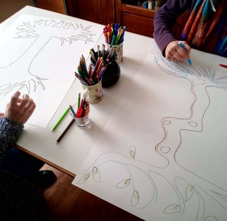 Femmes creant leur arbre de vie
