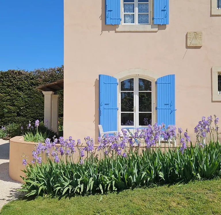 vue façade des chambres d'hôtes la ramade à tulette, ciel ,iris et volet bleu