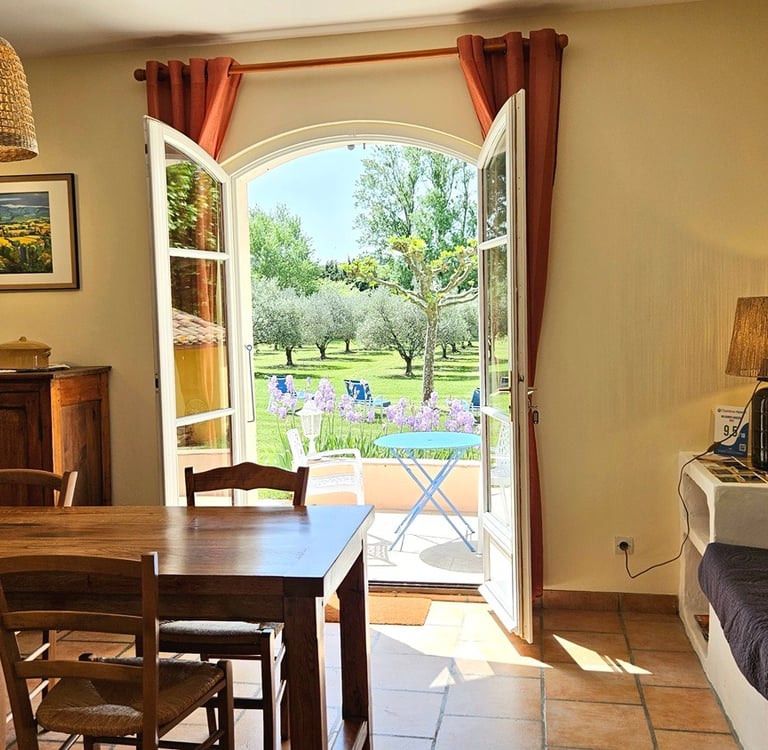 salle à manger de nos chambres d'hôtes la ramade à tulette