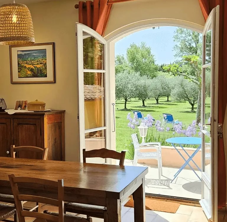 fenêtre salon ouverte vers le jardin de la ramade a tulette drome