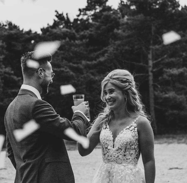 zwart-wit portret van bruid en bruidegom tijdens fotoshoot buiten in Oosterhout