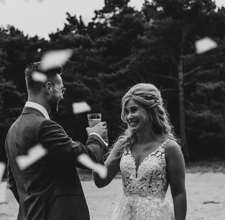 Bruidspaar viert feest proosten