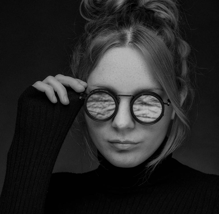 portret vrouw bril reflectie zwart wit