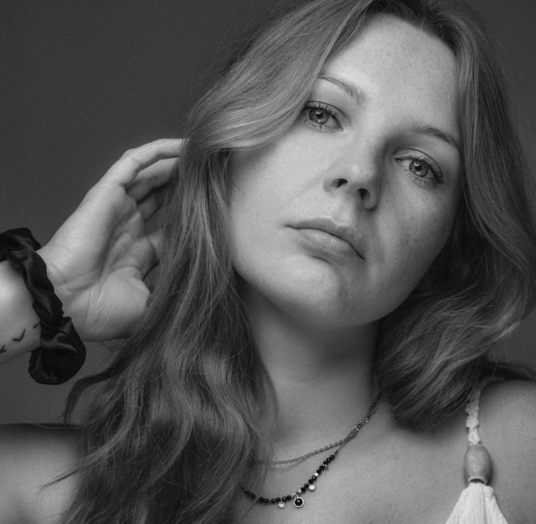 zwart-wit portret van vrouw met golvend haar en sieraden