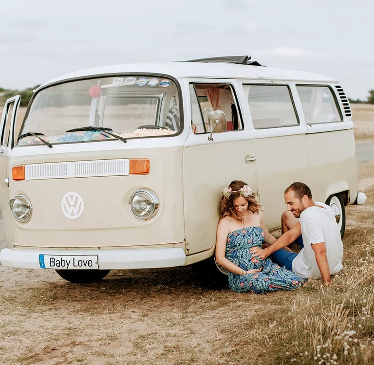 un couple pose pour une séance grossesse