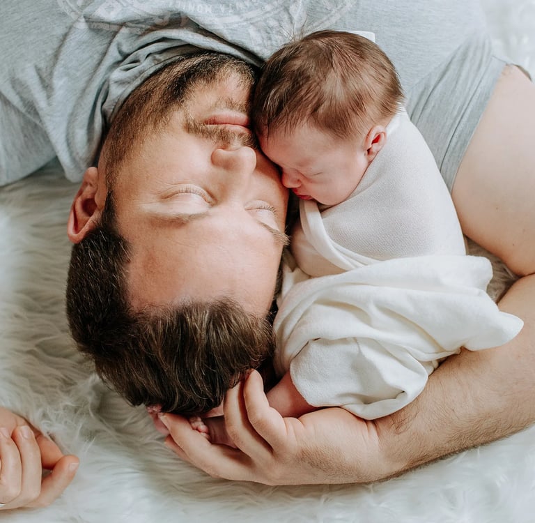 un homme en photo avec son bébé
