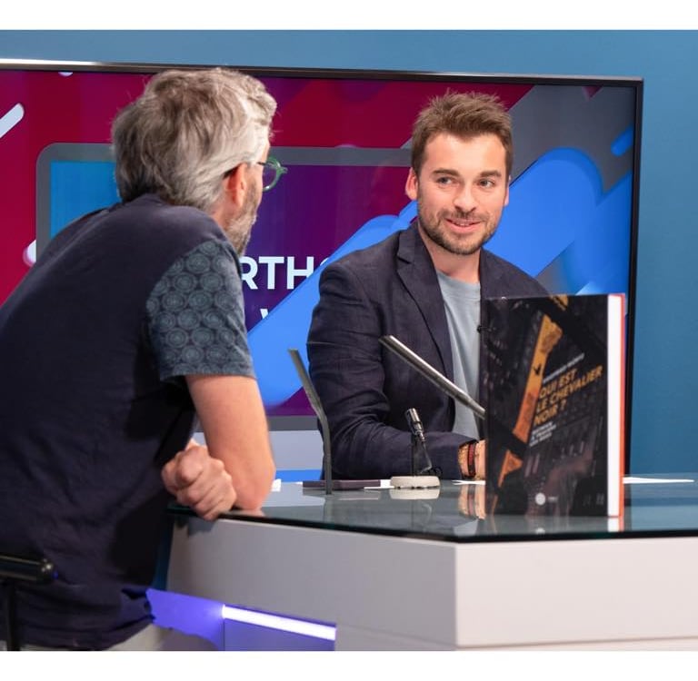 Plateau de télévision sarthois du web LMtv Sarthe Aurélien Cailloce animateur 