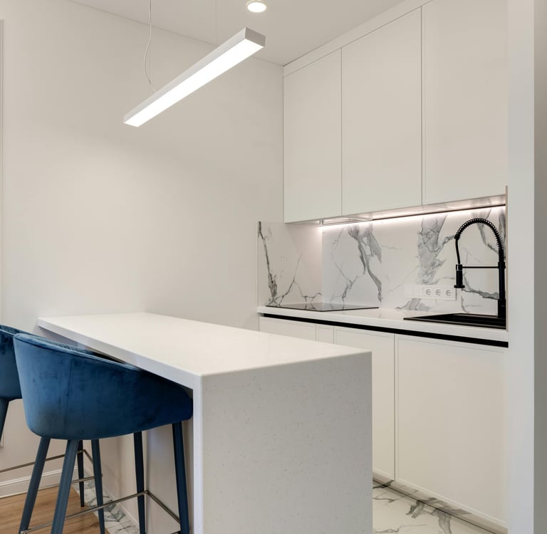 Cocina blanca con acabados luminosos