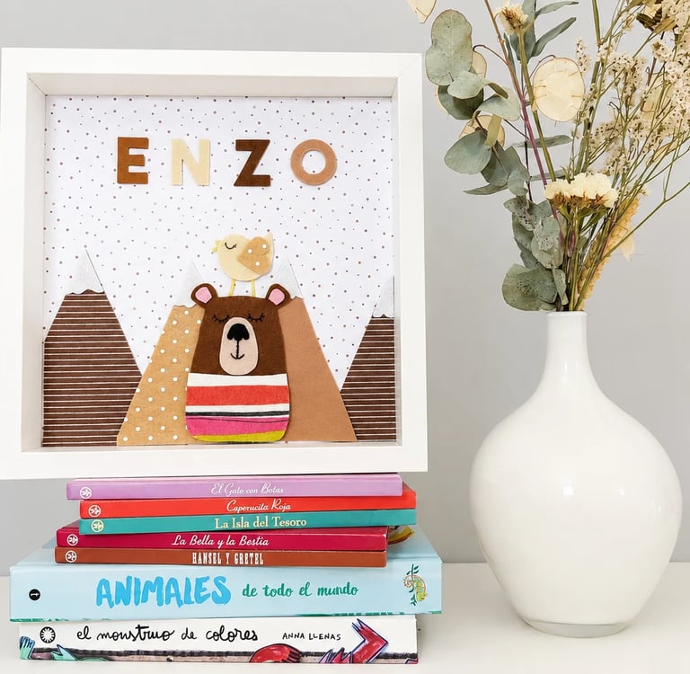 Cuadro infantil de fieltro personalizado con nombre y oso en las montañas