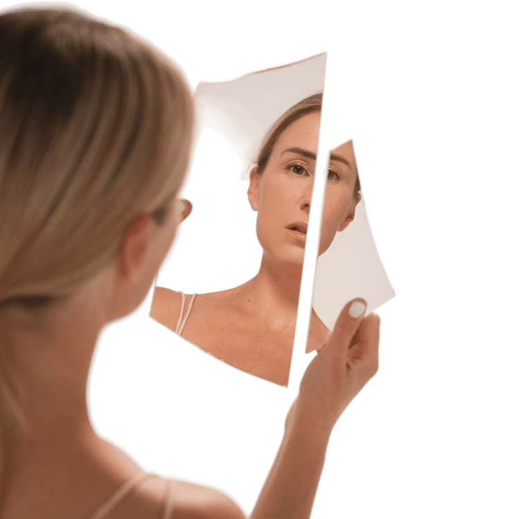 Femme qui se regarde dans un miroir brisé en deux. 