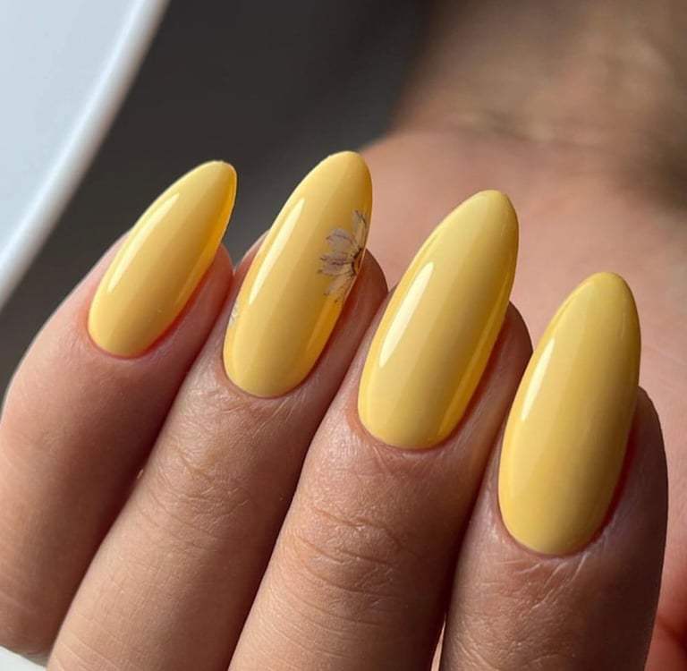 Geltoni priauginti klientės nagai