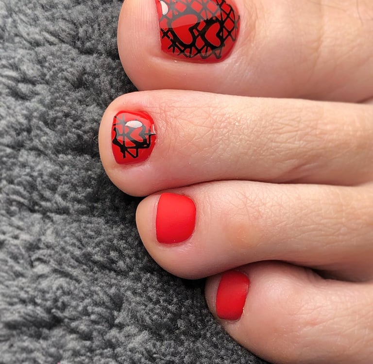 Rauduoni geliniai nagai su dekoru