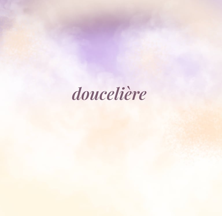 Mot « doucelière » écrit en typographie douce sur un fond nuageux aux couleurs pastel.