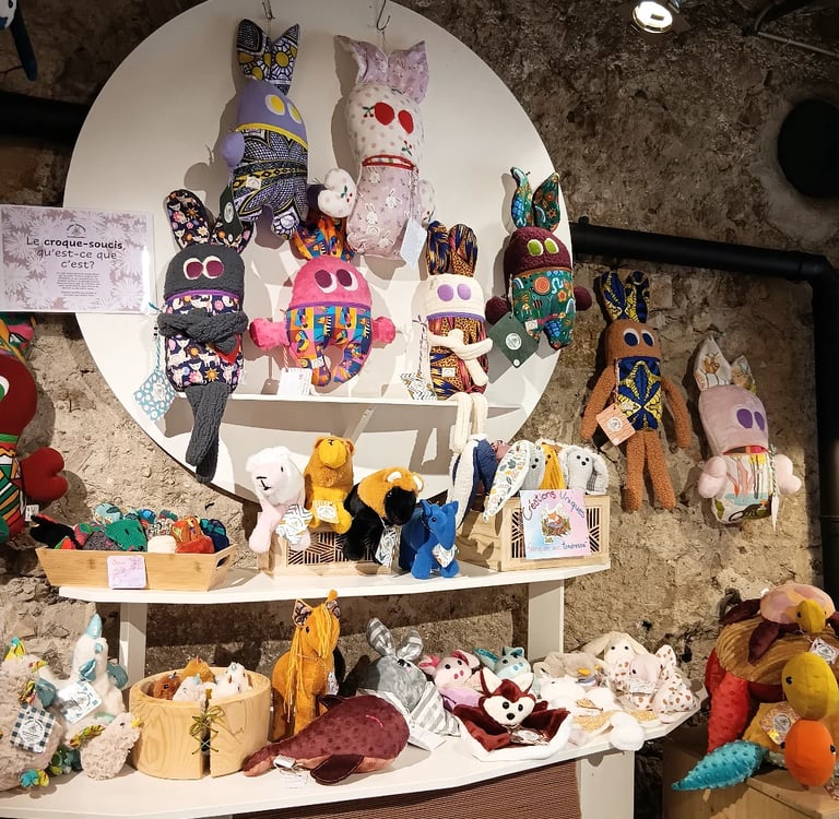 Peluches artisanales cousues main présentées au Hang’art de Serres, galerie et boutique de créateurs