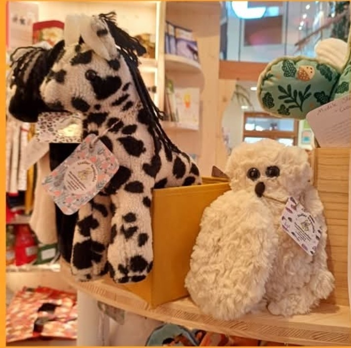 Peluches artisanales cousues main exposées à la Maison de Pays de l’Embrunais, point de vente local