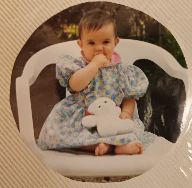 Photo d’enfance de la créatrice bébé avec son doudou, origine du lien profond à la peluche, à la dou