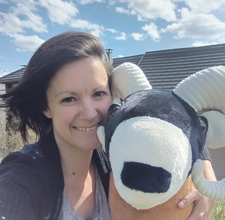 Peluche artisanale cousue main tenue contre soi, symbole de réconfort, de douceur et d’attachement d