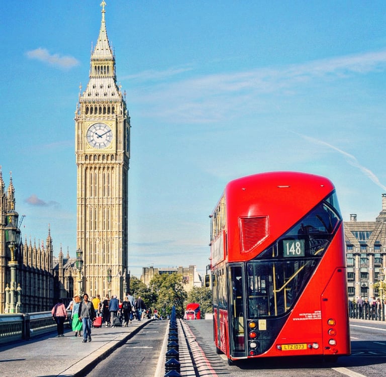 Un bus rouge à deux égates sur le pont de Westminster roulant en direction d'Elizabeth Tower Big Ben